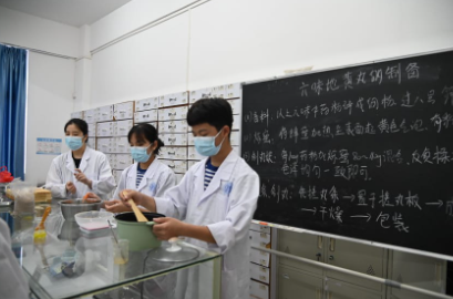 清远市德圣健康职业技术学校的医学技术系怎么样？里面的专业值不值得报考？