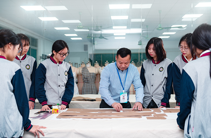 艺术设计与制作专业女生学怎么样，好就业吗？